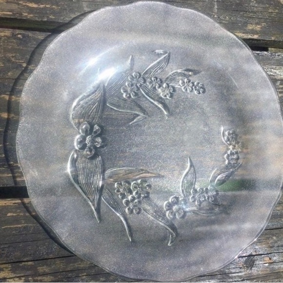 KIG INDONESIA VINTAGE FROSTED FLORAL EMBOSSED DECOR PLATE - Picture 3 of 3